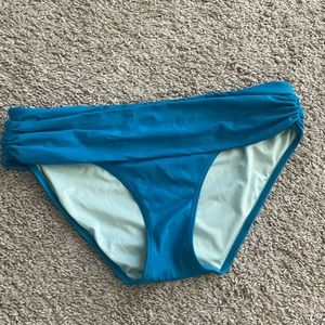 Size medium never worn Victoria’s Secret bikini bottom. Turquoise color.